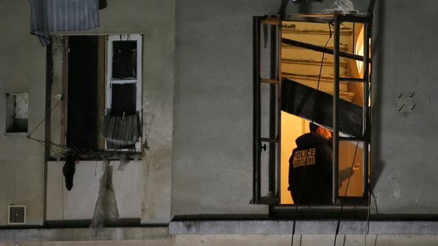 Un policier dans le domicile qui a été investi par la police à Saint-Denis. [Gonzalo Fuentes]