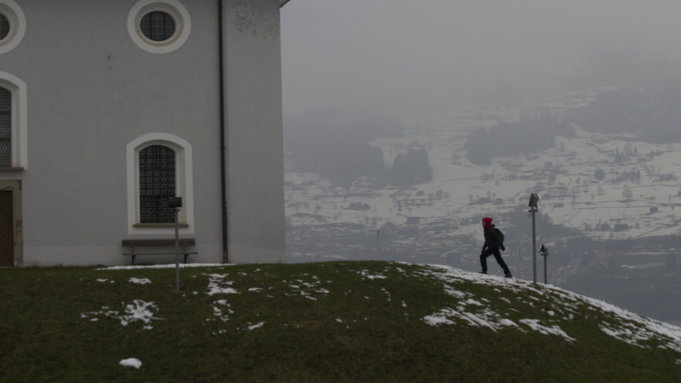 Passage devant la chapelle du Ridli. [Vincent Guélat]