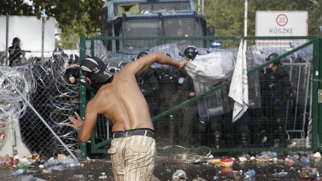 Quelque 300 ont pris part aux échauffourées en criant "freedom, freedom" (liberté, liberté) et en lançant des projectiles. [Getty Images]