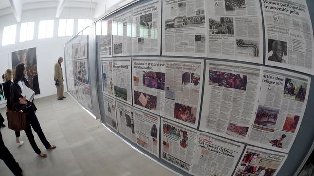 L'installation "The Citizen, 2015" de l'artiste Tobias Zielony, visible dans le pavillon de l'Allemagne, met en scène l'actualité. [AFP - FELIX HOERHAGER/dpa]