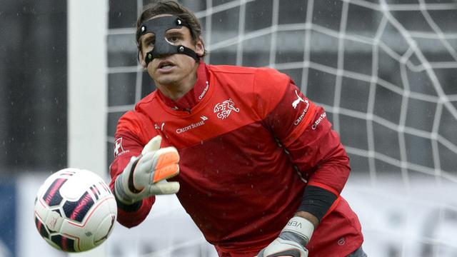 Yann Sommer affublé de son masque de gardien de hockey "vintage". [Anthony Anex]