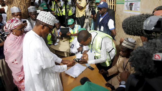 L'ex-général Muhammadu Buhari, l'un des deux candidats principaux à l'élection nigériane, dans un bureau de vote de Daura. [Akintunde Akinleye]