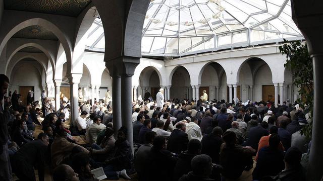 Des musulmans lors de la grande prière de midi, à Genève. [Keystone - Martial Trezzini]