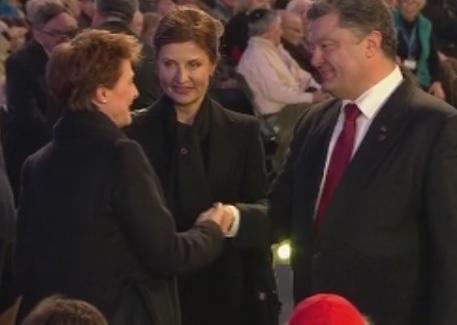 La présidente de la Confédération Simonetta Sommaruga serrant la main à son homologue ukrainien Petro Porochenko. [eurovision.net]