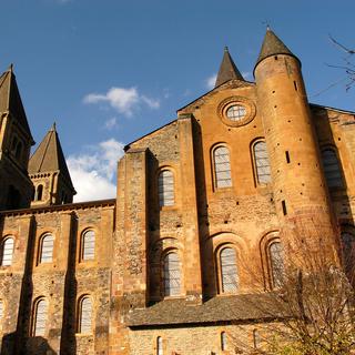 Abbaye Sainte Foy de Conques avec les vitraux de Pierre Soulages. [Photononstop / AFP - Alain Le Bot]