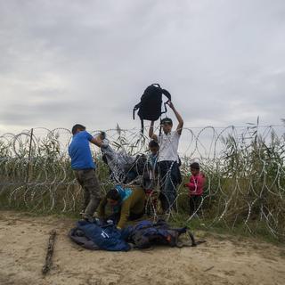 Des migrants passent la frontière entre la Hongrie et la Serbie. [MTI via AP/Keystone - Zoltan Balogh]