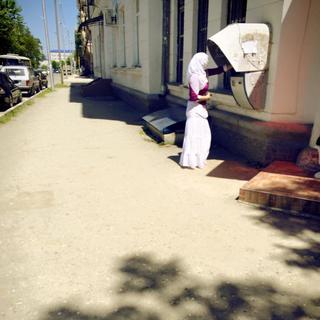 Femme voilée en Tchétchénie. [Isabelle Cornaz]