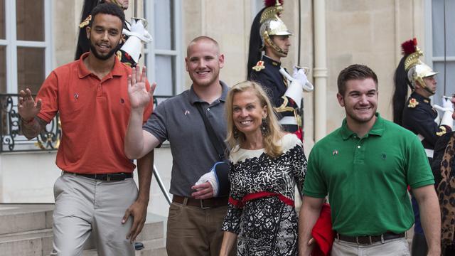 Les trois Américains, héros du Thalys, sont arrivés lundi matin à L'Elysée avec l'ambassadrice américaine en France Jane Hartley. [Belga/AFP - Geoffroy Van der Hasselt]