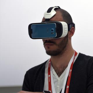 Le casque de réalité virtuelle Gear VR de Samsung est compatible avec le nouveau smartphone de la marque coréenne, le Galaxy S6. [LLUIS GENE]