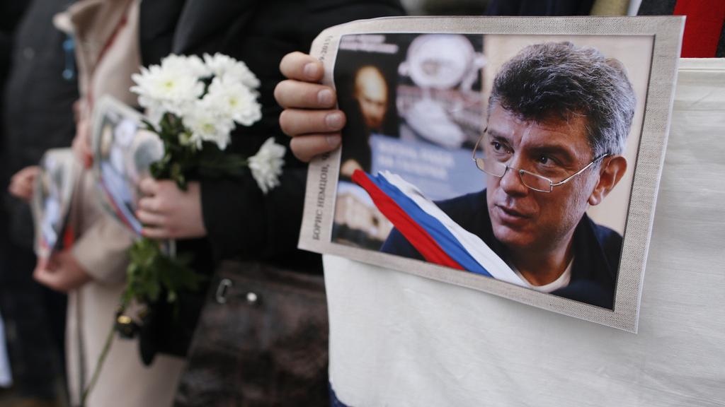 Le Russe Boris Nemtsov, critique virulent de Vladimir Poutine, est abattu le 27 février 2015 à Moscou, non loin du Kremlin. Il était fermement engagé contre la guerre en Ukraine. Les enquêteurs russes estiment que l'assassinat a été "minutieusement planifié". [AP Photo/Mindaugas Kulbis]