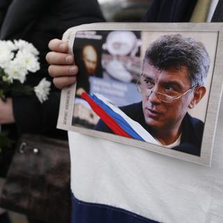 Le Russe Boris Nemtsov, critique virulent de Vladimir Poutine, est abattu le 27 février 2015 à Moscou, non loin du Kremlin. Il était fermement engagé contre la guerre en Ukraine. Les enquêteurs russes estiment que l'assassinat a été "minutieusement planifié". [AP Photo/Mindaugas Kulbis]