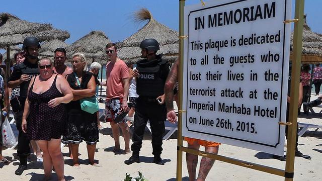 Une plaque en hommage aux victimes de Sousse. [AP/Keystone - Mohamed Messara]