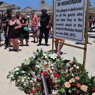 Une plaque en hommage aux victimes de Sousse. [AP/Keystone - Mohamed Messara]