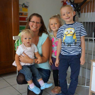 Vanessa Bonjour avec ses trois enfants, à Remaufens. Avec son mari, cette vaudoise a choisi de s'installer dans le canton de Fribourg et pendule pour se rendre au travail. [RTS - Delphine Gendre]