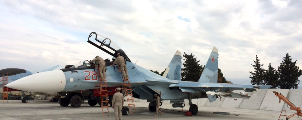 Un bombardier sur la base russe de Lattaquié en Syrie. [RTS - Isabelle Cornaz]