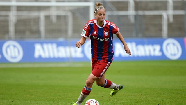 Caroline Abbé fête son premier titre avec le Bayern. [Lauer]