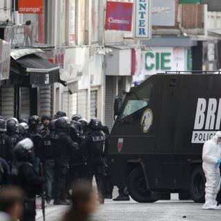 Le déploiement des forces de sécurité en plein coeur de Saint-Denis. [Reuters - Christian Hartmann]