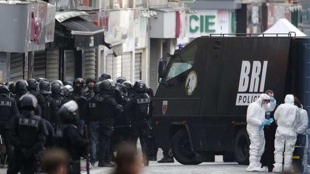 Le déploiement des forces de sécurité en plein coeur de Saint-Denis. [Reuters - Christian Hartmann]