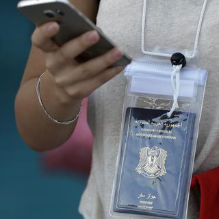 Le portable, outil essentiel des migrants [AP Photo/Thanassis Stavrakis]