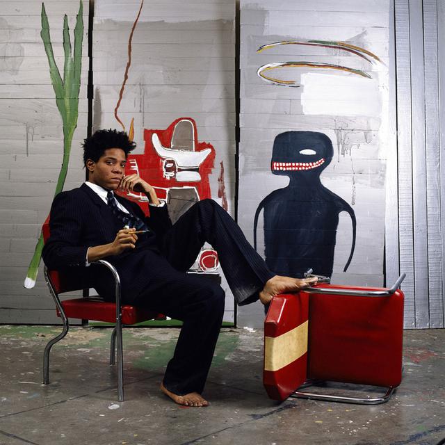 Le peintre Jean-Michel Basquiat et l'une de ses oeuvres en 1985. [Brooklyn Museum / Keystone - Lizzy Himmel]