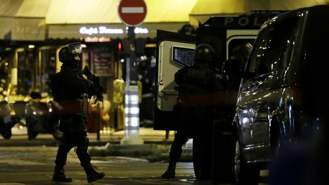 Des policiers armés à proximité de la salle du Bataclan, l'un des épicentres de la tragédie qui a frappé Paris. [AFP - KENZO]