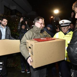 Des enquêteurs emmènent des cartons de l'appartement du copilote à Düsseldorf.