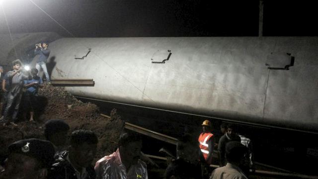 Malgré leur déraillement sur un pont, les trains ne sont pas tombés dans le fleuve. [ANI]