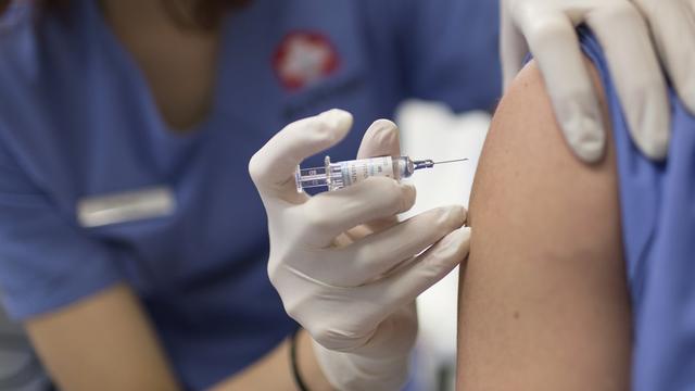 L'OFSP veut étendre la couverture vaccinale jugée insuffisante. [Keystone - Gaëtan Bally]