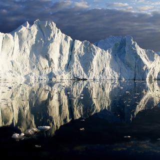 Les barrières de glace permanentes autour de l'Antarctique font de 400 à 500 mètres d'épaisseur. [Bob Strong]