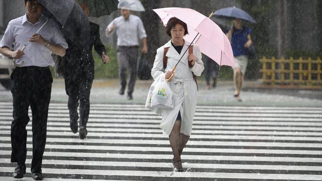 Même si les Japonais ont récemment connu des typhons d'une ampleur plus importante, Etau a déjà fait une dizaine de blessés et forcé des dizaines de milliers d'évacuations. [FRANCK ROBICHON]