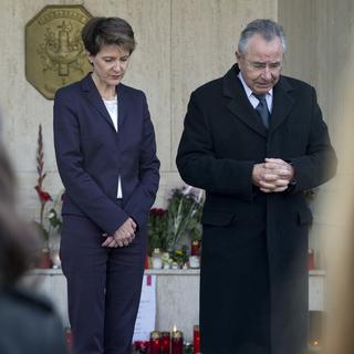 René Roudaut, ambassadeur de France en Suisse, se joint à Simonetta Sommaruga pour une minute de silence suite aux attentats à Paris. [Keystone via AP - Lukas Lehmann]