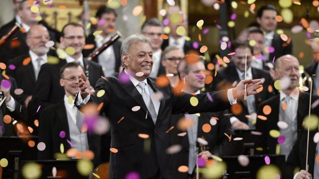 Le morceau "En vapeur" joué par le Philharmonique de Vienne s'est achevé par par une explosion de confettis. [EPA/HERBERT NEUBAUER]