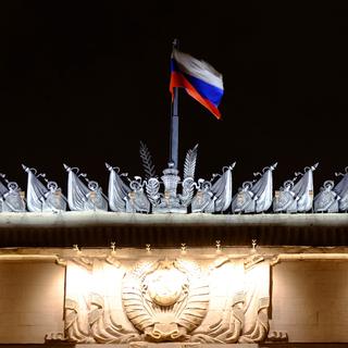 Le drapeau russe sur le bâtiment du ministère de la défence à Moscou. [RIA Novosti / AFP - Natali Seliverstova]