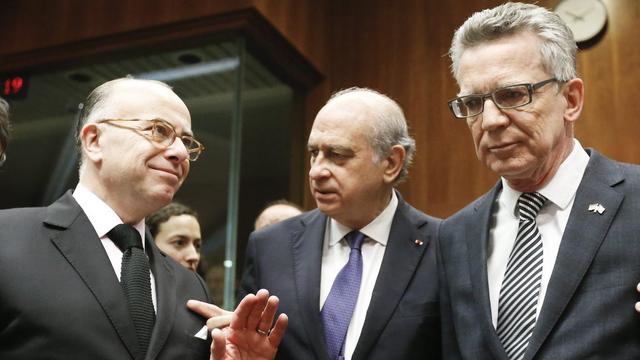 Le ministre français de l'Intérieur Beranrd Cazeneuve (gauche) en compagnie de ses homologues espagnol Jorge Fernandez Diaz (centre) et allemand Thomas de Maizière (droite, vendredi à Bruxelles [EPA/OLIVIER HOSLET]