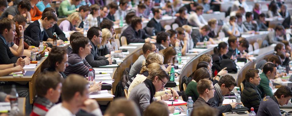 Des étudiants dans le grand auditoire de l'Université de Saint-Gall. [Keystone - Gaëtan Bally]