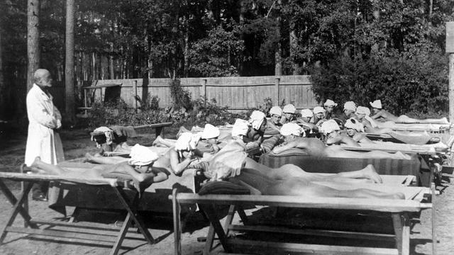 Centre anti-tuberculeux pour adolescents. Vers 1930. [AFP - Collection Roger-Viollet / Roger-Viollet]