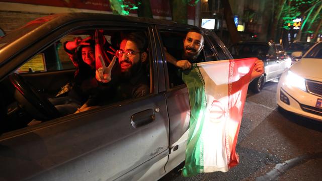 La population de Téhéran a célébré l'accord cadre faisant un V de la victoire. [Atta Kenare]