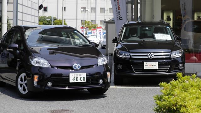 La berline Toyota Prius hybride et le SUV de Volkswagen, le Tiguan chez leur concessionnaire à Tokyo. [Toru Hanai]