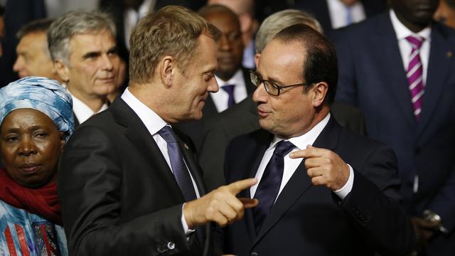 Le président du Conseil européen Donald Tusk (à gauche) et le président français François Hollande posent pour la photo de famille du sommet de La Valette. [Antonio Calanni]
