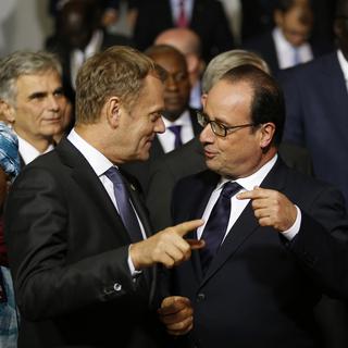 Le président du Conseil européen Donald Tusk (à gauche) et le président français François Hollande posent pour la photo de famille du sommet de La Valette. [Antonio Calanni]