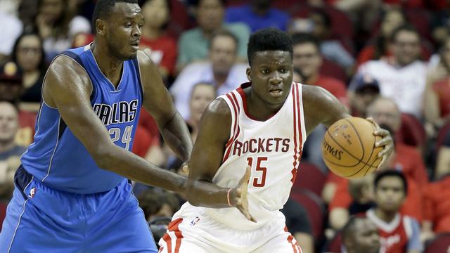 Clint Capela et Houston concluront leur préparation face à San Antonio. [Keystone - Pat Sullivan]