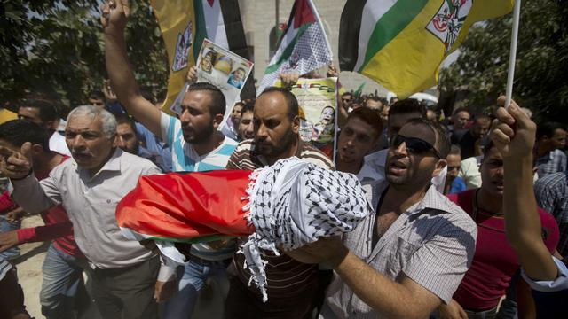 Des milliers de Palestiniens protestent contre les violences perpétrées par les colons contre leurs habitations. [AP Photo/Keystone - Majdi Mohammed]
