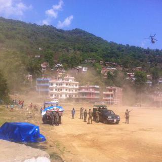 Les blessés arrivent par hélicoptère à Gorkha. [RTS - Raphaël Grand]