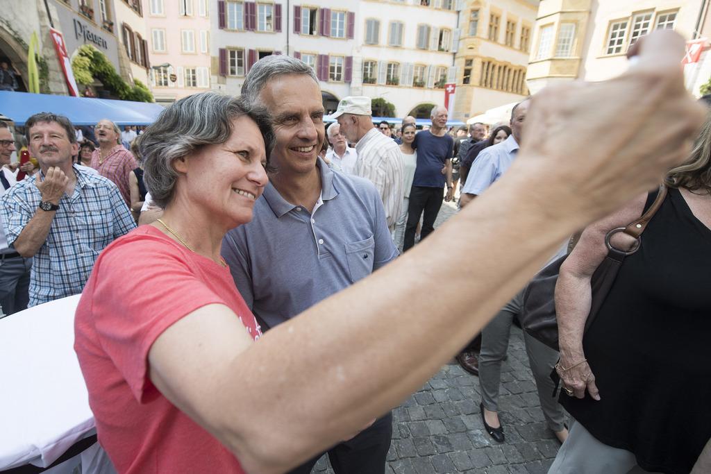 Le conseiller fédéral Didier Burkhalter se prête aux jeux des selfies sur la Place du Ring, en vieille-ville de Bienne, le 2 juillet 2015. [KEYSTONE - MARCEL BIERI]