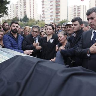 Funérailles d'une des nombreuses personnes tuées dans l'attentat de samedi à Ankara. [EPA/Keystone - Sedat Suna]