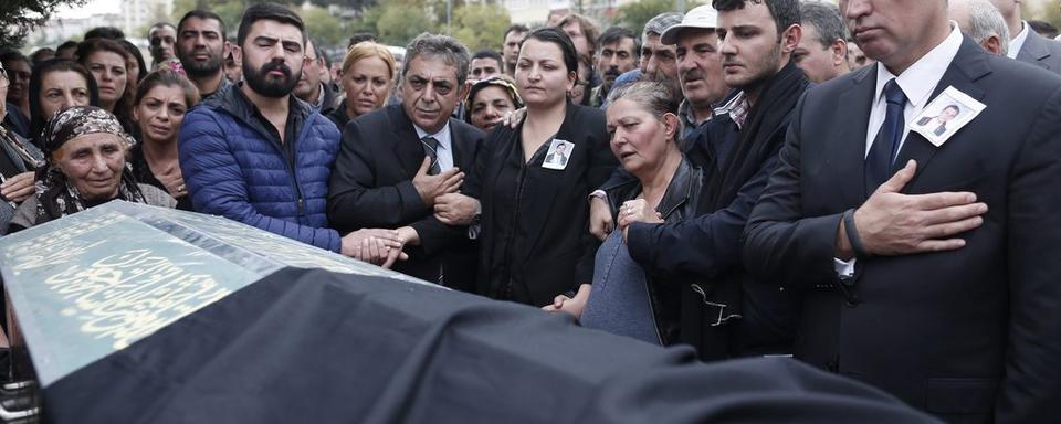 Funérailles d'une des nombreuses personnes tuées dans l'attentat de samedi à Ankara. [EPA/Keystone - Sedat Suna]