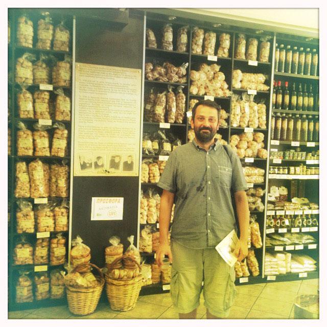 Georgios Makkas dans un magasin crétois. [Mélanie Croubalian]