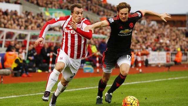 Xherdan Shaqiri et Stoke ont pris le dessus sur Manchester United et Daley Blind. [Reuters - Darren Staples]