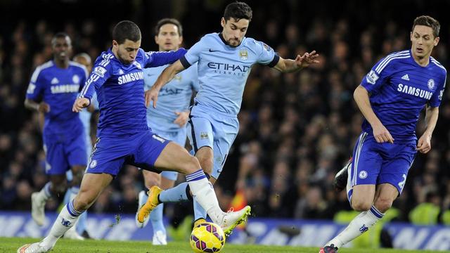 Les empoignades entre Hazard (gauche) et Navas (centre), sous l'oeil de Lampard (arrière-plan), ont un prix, mais les chaînes de TV britanniques sont prêtes à débourser pour faire plaisir aux fans. [Facundo Arrizabalaga]