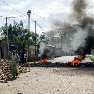 barricade dans une rue de Bujumbura. [AFP - Jennifer Huxta]
